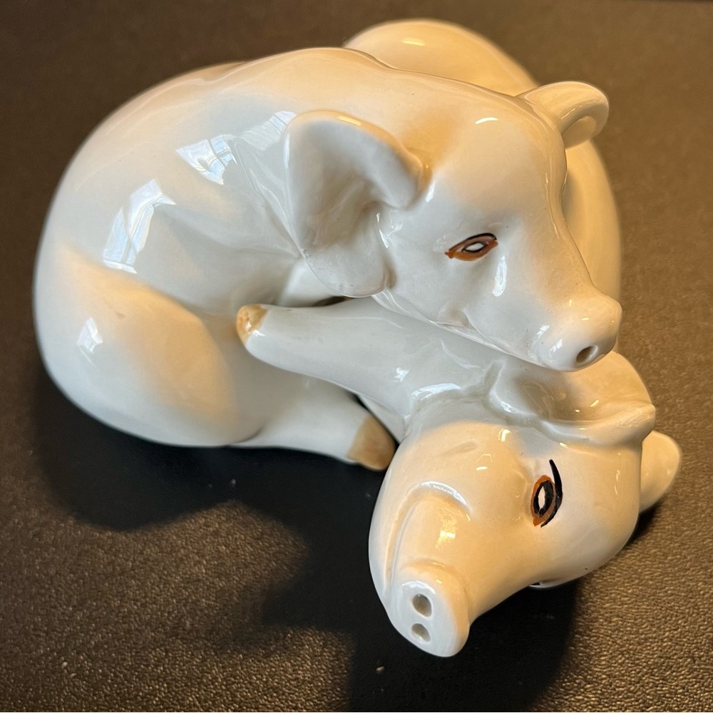 Fitz & Floyd Vintage 1976 “Nesting Pigs” Salt & Pepper Shaker Set, Like New